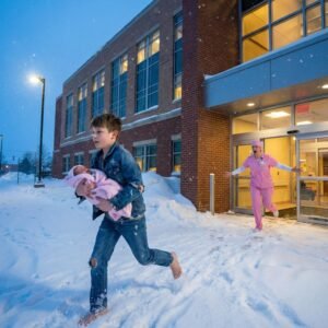 The Midnight Guardian: A Young Hero’s Sanctuary in the ER